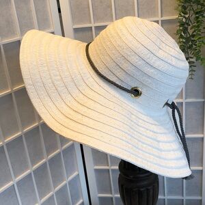 Jaclyn Smith Wide Brim Sun Hat in Cream. In New Condition. OSFM